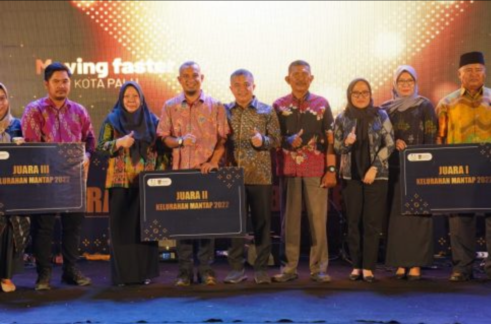 Wali Kota Palu Serahkan Hadiah Kelurahan Mantap